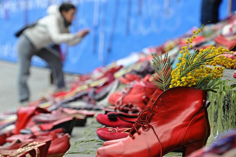 Scarpe rosse esposte in pubblico contro la violenza sulle donne - RIPRODUZIONE RISERVATA