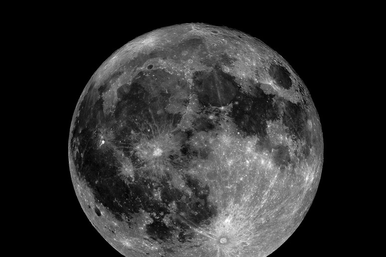 La Luna piena osservata al telescopio (fonte: Gianluca Masi, Virtual Telescope Project) - RIPRODUZIONE RISERVATA