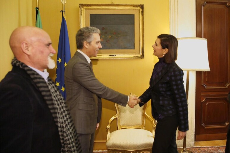 La presidente della Camera, Laura Boldrini, incontra Beppe Fiorello in occasione della presentazione  della miniserie tv I Fantasmi di Portopalo, - RIPRODUZIONE RISERVATA