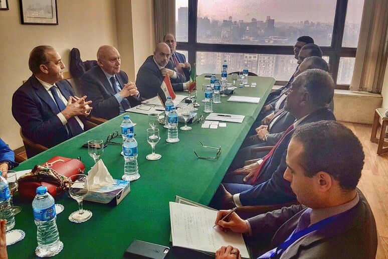 Un momento dell 'incontro al Cairo tra la delegazione Isiamed e il viceministro degli Esteri egiziano -     RIPRODUZIONE RISERVATA