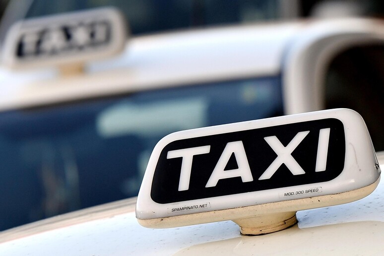 Arriva il registro per taxi-Ncc, iscrizioni entro 2 marzo - RIPRODUZIONE RISERVATA