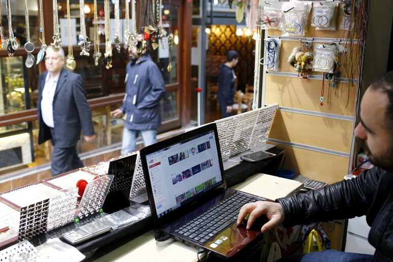 Un uomo naviga su internet in un negozio a Istanbul -     RIPRODUZIONE RISERVATA