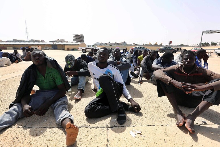Migranti intercettati in mare dalla Guardia costiera libica e in attesa alla base navale di Tripoli di essere trasferiti in centri di detenzione -     RIPRODUZIONE RISERVATA