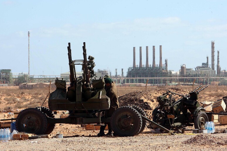Miliziani libici davanti al terminal petrolifero di Ras Lanuf, Libia -     RIPRODUZIONE RISERVATA