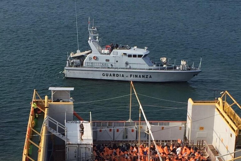 La nave norvegese Siem Pilot con a bordo 900 migranti approda al porto di Cagliari -     RIPRODUZIONE RISERVATA