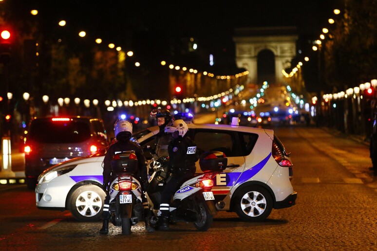 Attacco terroristico sugli Champs Elysees © ANSA/EPA