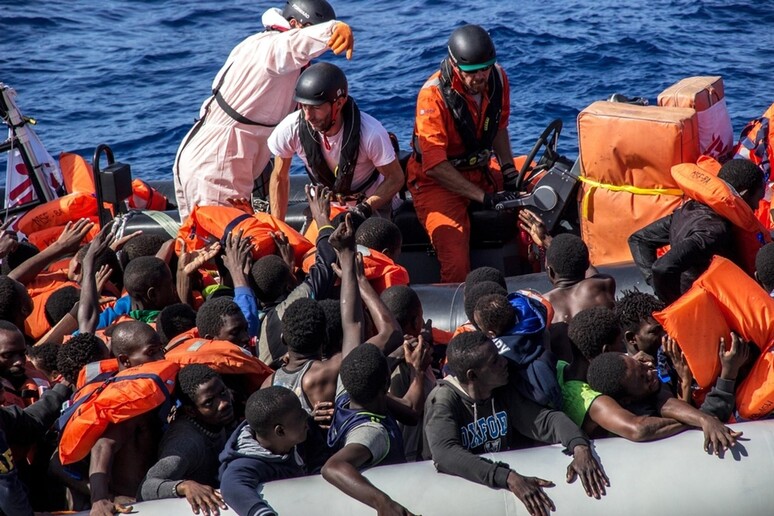 Foto d 'archivio del soccorso di alcuni migranti al largo di Lampedusa © ANSA/AP