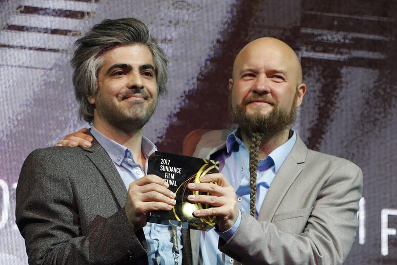 Feras Feyyad (s) e Steen Johannessen (d) ricevono il Gran Premio della Giuria per  'Last men in Aleppo ' al Sundance Film Festival -     RIPRODUZIONE RISERVATA