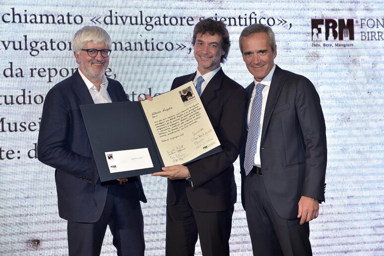 Beppe Severgnini e Alfredo Pratolongo consegnano il premio ad Alberto Angela per lo speciale di Rai1   'Stanotte a San Pietro ' - RIPRODUZIONE RISERVATA