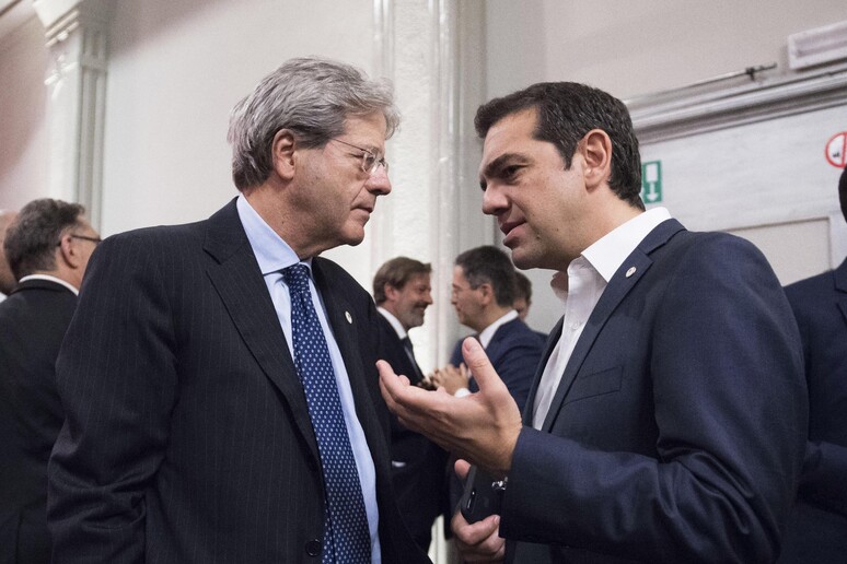 Il presidente del Consiglio Paolo Gentiloni con il premier greco Alexis Tsipras -     RIPRODUZIONE RISERVATA