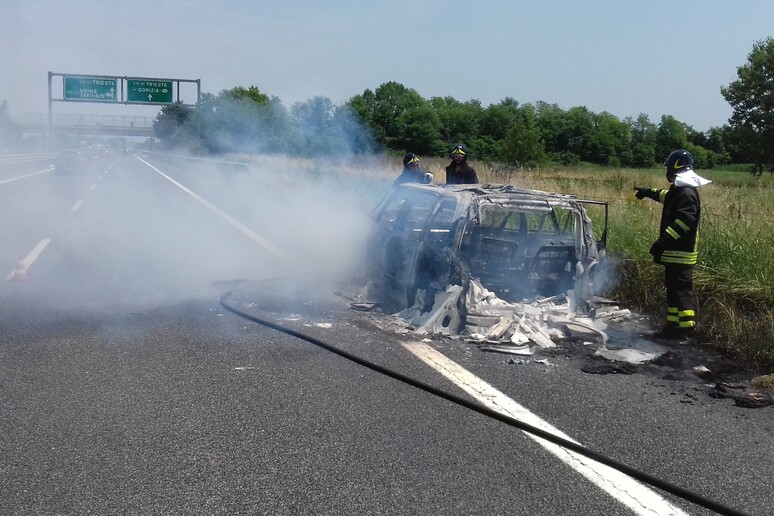 Auto a fuoco in autostrada A4, traffico bloccato a Gonars - RIPRODUZIONE RISERVATA