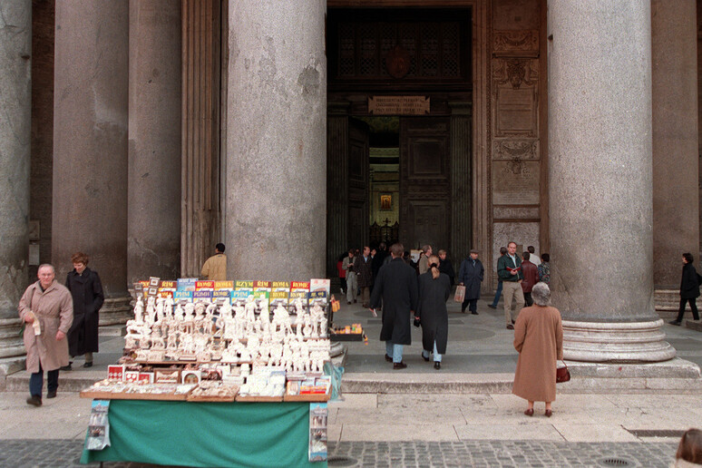 Una bancarella posta davanti al Pantheon (archivio) - RIPRODUZIONE RISERVATA