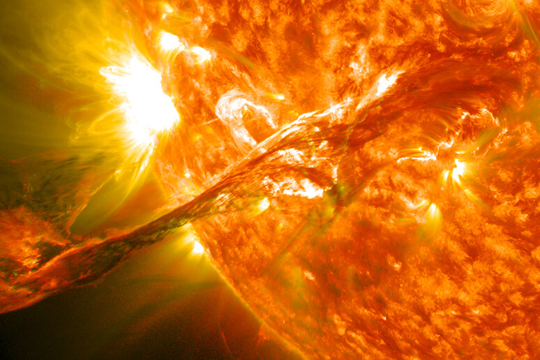 Scoperta l 'origine delle  'lingue ' di plasma del Sole (By NASA Goddard Space Flight Center - Flickr: Magnificent CME Erupts on the Sun - August 31, CC BY 2.0, https://commons.wikimedia.org/w/index.php?curid=21422679) - RIPRODUZIONE RISERVATA