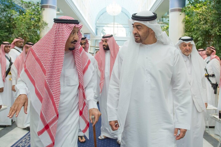 Il Re saudita Salman bin Abdulaziz Al Saud (s) e il principe ereditario degli Eau Sheikh Mohammed bin Zayed Al Nahyan (d) © ANSA/AP