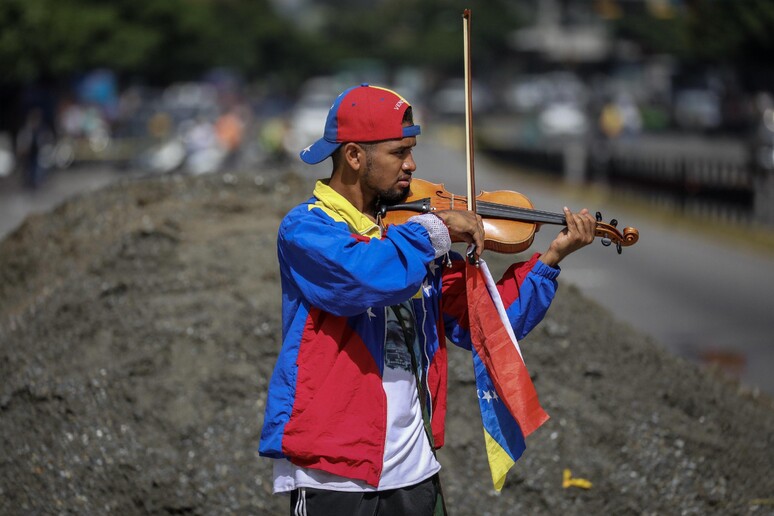 Il giovane violinista Wuilly Arteaga © ANSA/EPA