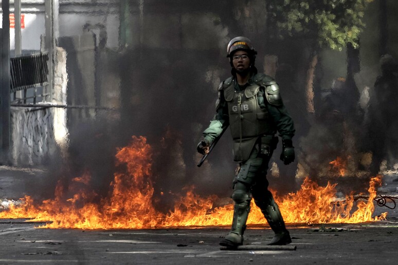 Scontri a Caracas tra polizia e dimostranti © ANSA/EPA
