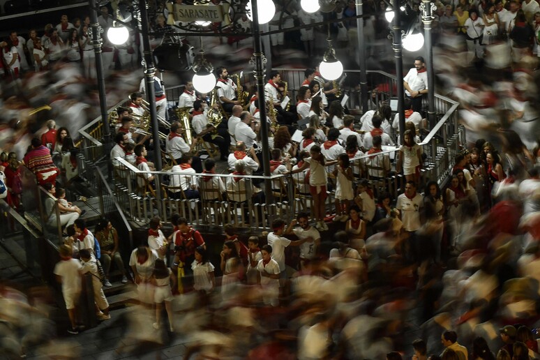 Danze per la festa del patrono nel villaggio di Tudela, Spagna © ANSA/AP