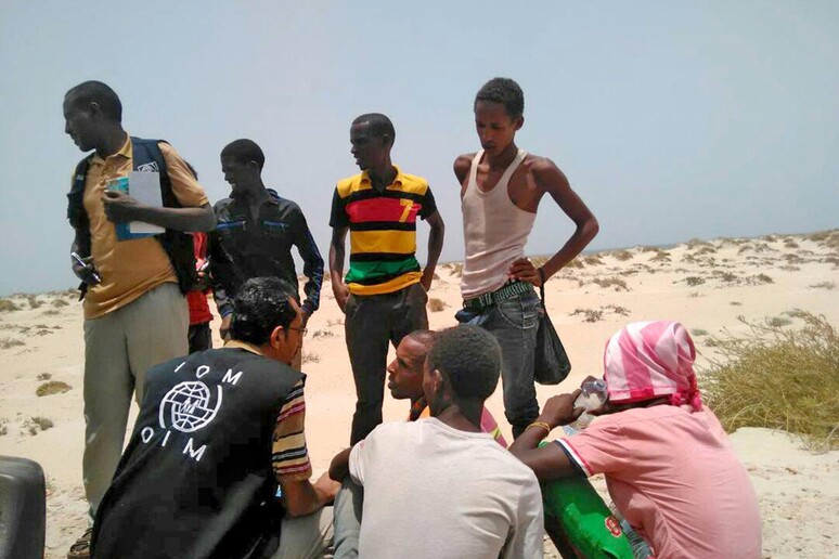 IMigranti sonali ed etiopici sulla spiaggia di Shabwa, nello Yemen © ANSA/EPA