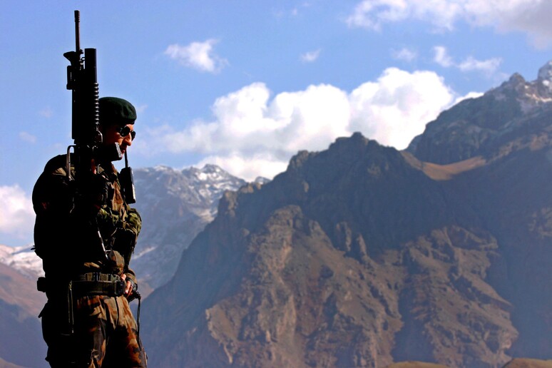 Un soldato turco presidia la frontiera verso l 'Iran -     RIPRODUZIONE RISERVATA