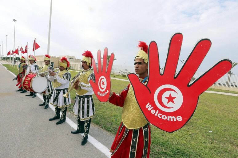 Figuranti tunisini accolgono la prima nave da crociera approdata a Tunisi dopo l 'attacco terroristico a Sousse del 2015 (6 ottobre 2016) -     RIPRODUZIONE RISERVATA