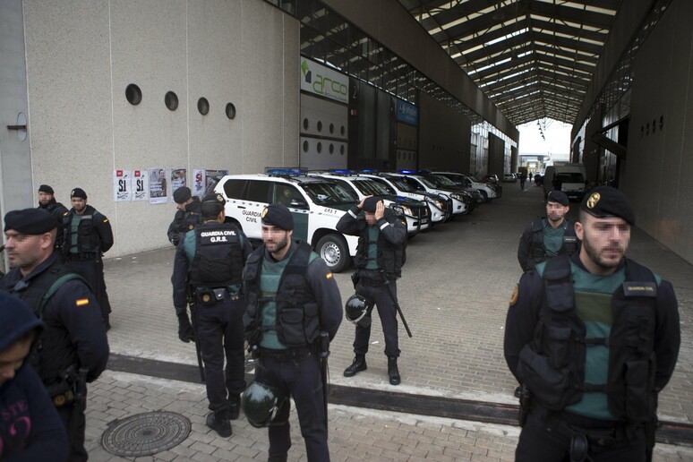 La guardia civil spagnola in azione a Barcellona © ANSA/EPA