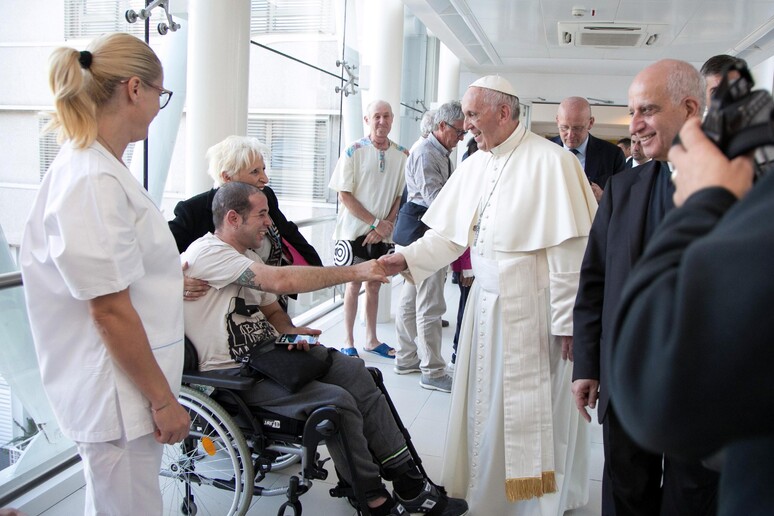 Il Papa: visita a sorpresa il centro di riabilitazione a Roma Santa Lucia - RIPRODUZIONE RISERVATA