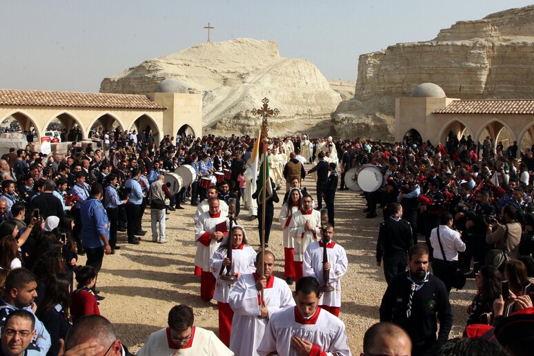 Battesimo di pellegrini giordani nel fiiume Giordano, a ovest di Amman -     RIPRODUZIONE RISERVATA