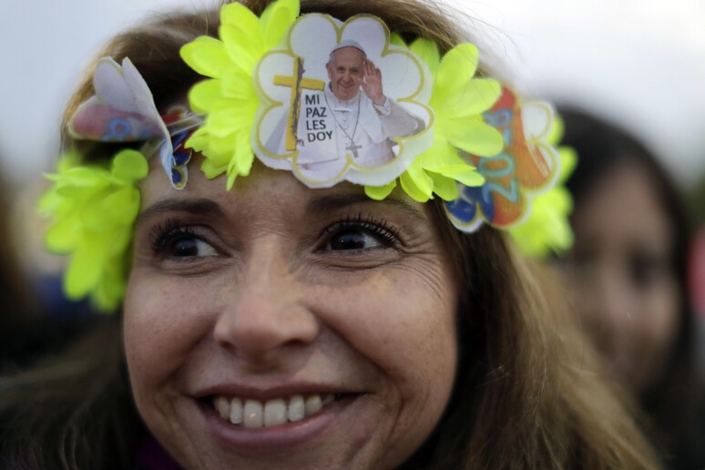 Una pellegrina aspetta la visita del Papa in Cile © ANSA/AP