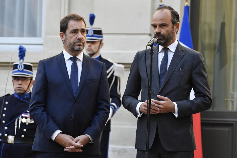 Il neo ministro dell 'Interno francese Christophe Castaner (s) e il Primo ministro Edouard Philippe (d) © ANSA/EPA