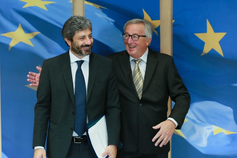 Il presidente della Camera Roberto Fico con il presidente della Commissione Ue Jean-Claude Juncker a Bruxelles © ANSA/EPA