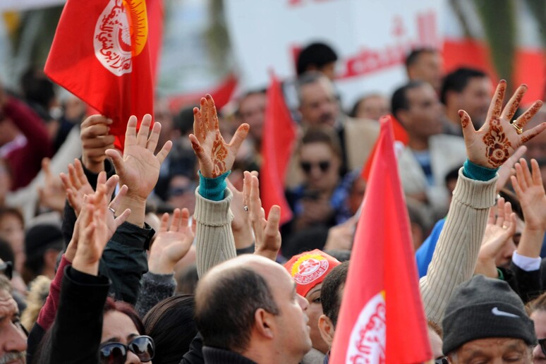 Protesta nell 'ambito dello sciopero generale a Tunisi © ANSA/EPA