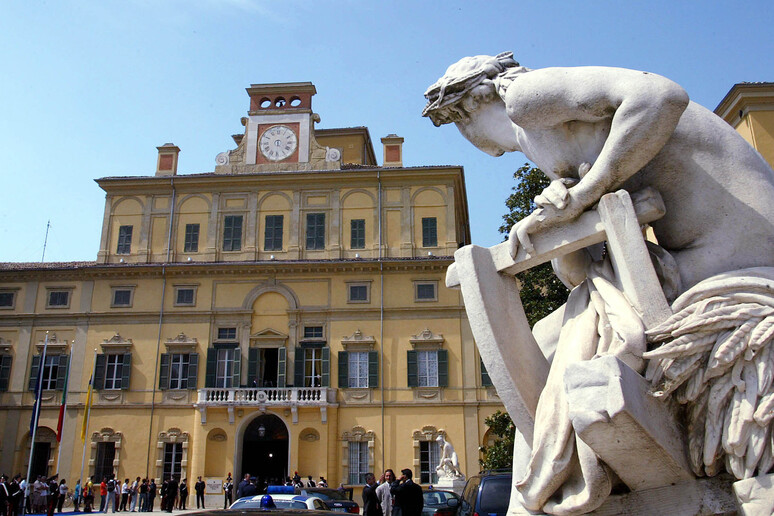 Parma, la piazza, le sue statue - RIPRODUZIONE RISERVATA