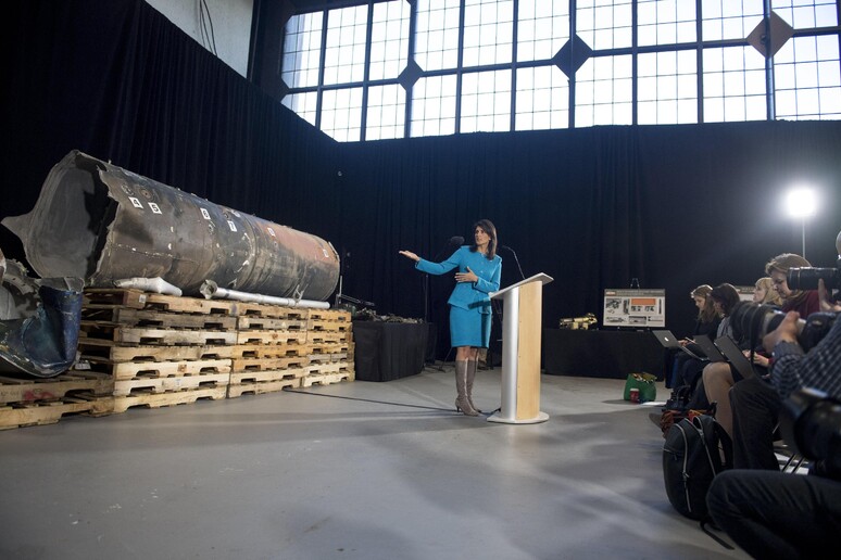 L 'ambasciatrice Usa all 'Onu, Nikky Haley, mostra i resti di un missile di presunto missile iraniano lanciato dagli Houthi contro i sauditi -     RIPRODUZIONE RISERVATA
