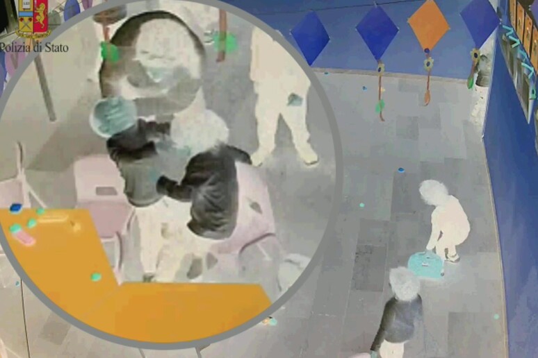 'Maltrattava piccoli alunni ', arrestata maestra a Taranto, 23 nov. 2017 Un frame tratto dalle immagini delle telecamere nascoste della Polizia di Stato - RIPRODUZIONE RISERVATA