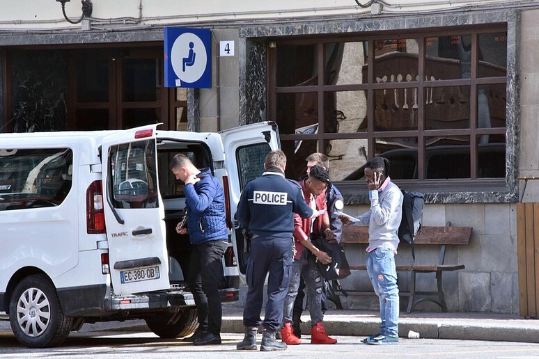 Foto d 'archivio mostra agenti della polizia di dogana francese alla stazione di Bardonecchia, al confine tra Italia e Francia -     RIPRODUZIONE RISERVATA