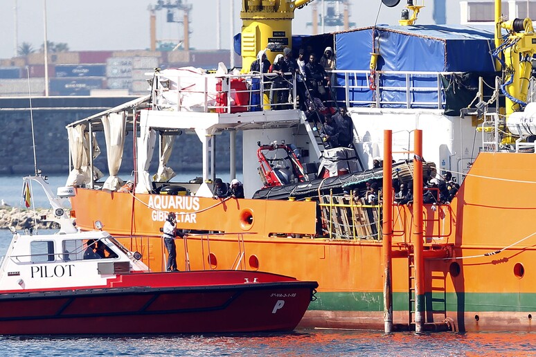 ++ Migranti: nave Aquarius entra in porto Valencia ++ © ANSA/AP