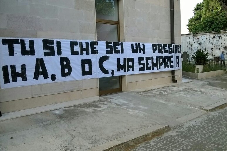 Calcio: Bari, striscione tifosi a cimitero per Matarrese - RIPRODUZIONE RISERVATA