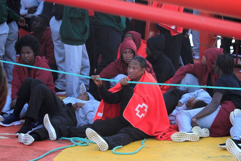 Migranti giunti nel porto di Algeciras (Cadice) in Spagna -     RIPRODUZIONE RISERVATA