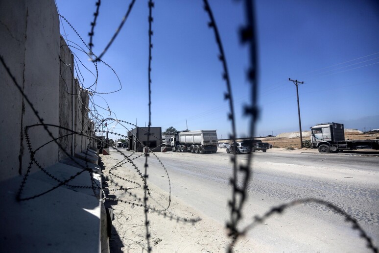 Israele ha riaperto ieri il valico merci di Kerem Shalom tra Israele e la Striscia di Gaza in risposta alla calma relativa alla frontiera dopo giorni di scontri © ANSA/EPA