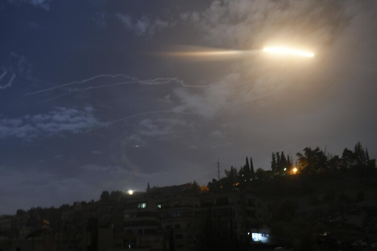 L 'aviazione israeliana ha condotto la scorsa notte un esteso attacco contro obiettivi militari iraniani in Siria © ANSA/AP