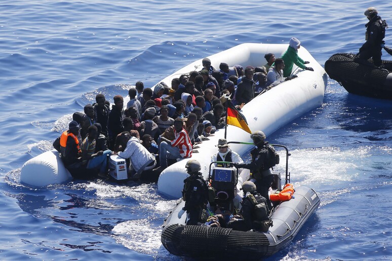 Soccorso di migranti in mare nell 'ambito dell 'operazione Sophia -     RIPRODUZIONE RISERVATA