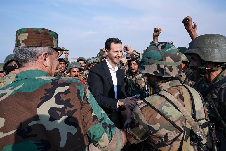 Il presidente Assad visita le truppe dell 'esercito di Damasco sulle prime linee nella città di Hobait, nella regione di Idlib © ANSA/EPA