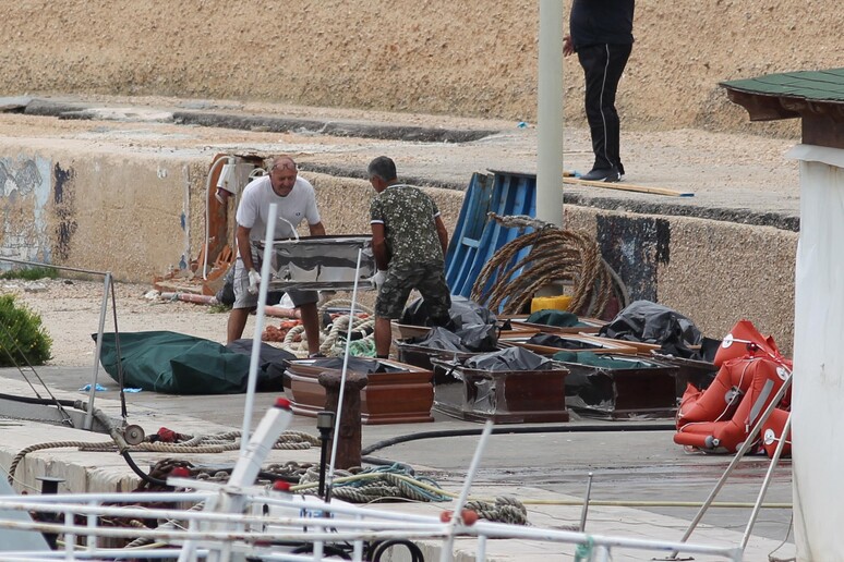 Naufragio al largo di Lampedusa, recuperati i cadaveri di 13 donne -     RIPRODUZIONE RISERVATA