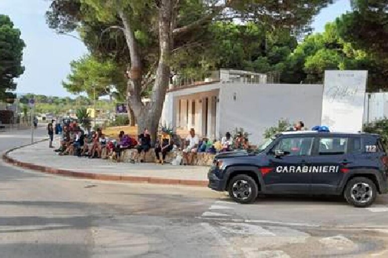 Migranti fermati dai carabinieri dopo lo sbarco in Sardegna -     RIPRODUZIONE RISERVATA