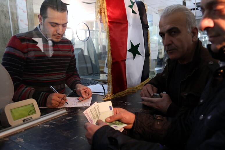 Siria, il prezzo del dollaro schizza a mille lire locali -     RIPRODUZIONE RISERVATA