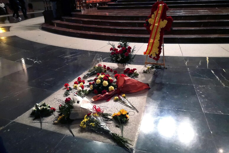 Fiori sulla tomba del dittatore spagnolo Francisco Franco nel mausoleo nella Valle de los Caidos -     RIPRODUZIONE RISERVATA