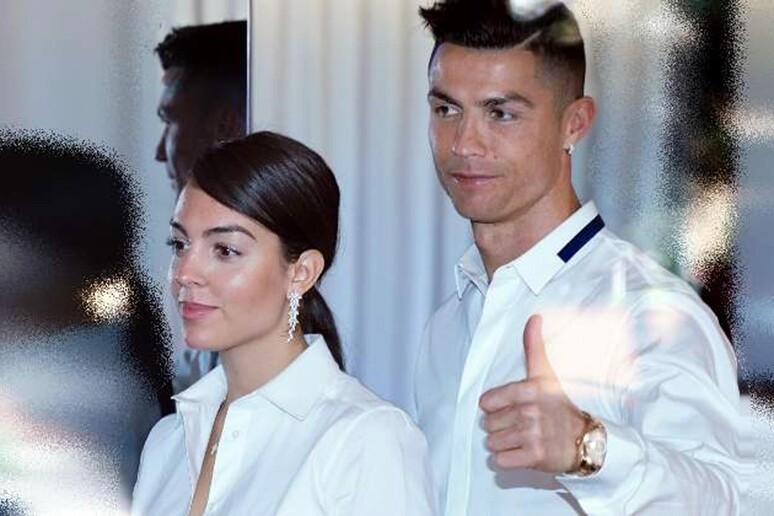 Ronaldo e la compagna Georgina all 'inaugurazione di una clinica per trapianti di capelli a Madrid -     RIPRODUZIONE RISERVATA