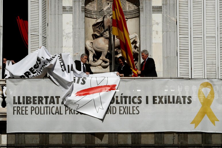 Il presidente catalano Joaquim Torra ha fatto rimuovere dalla facciata dell 'edificio della Generalitat lo striscione a favore degli indipendentisti detenuti o esiliati -     RIPRODUZIONE RISERVATA