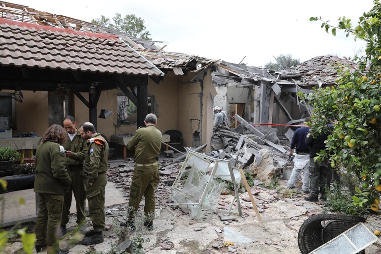 Casa colpita da un razzo lanciato da Gaza a nord di Tel Aviv © ANSA/EPA