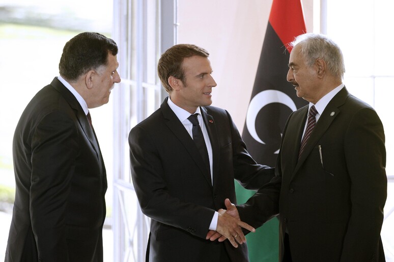 Il presidente francese Emmanuel Macron (c) con il premier libico Fayez al-Sarraj (s) e il generale Khalifa Haftar (d) in una foto di luglio 2017 -     RIPRODUZIONE RISERVATA